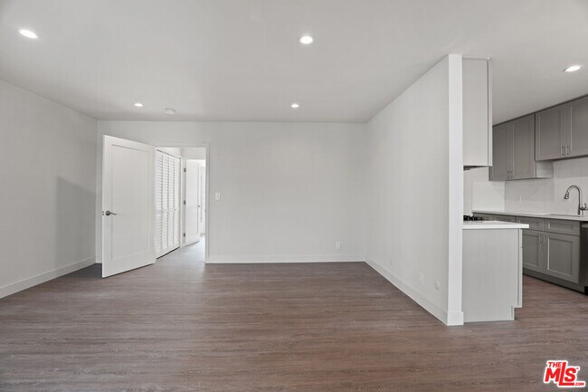 Building Photo - 1117 S Bronson Ave