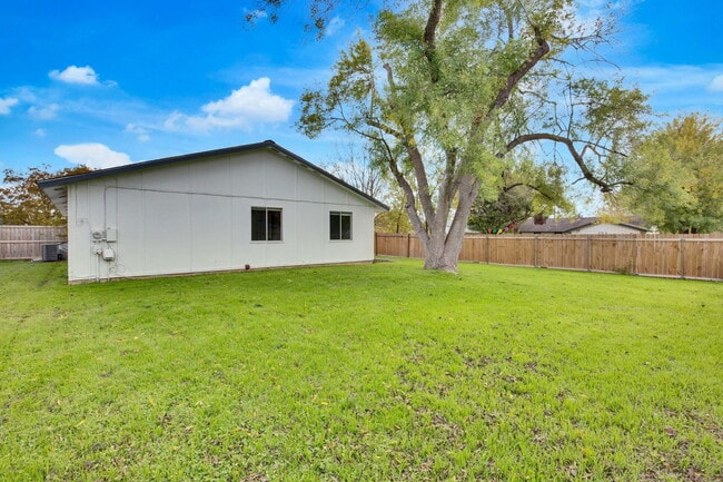 Building Photo - 7002 Skynook Dr