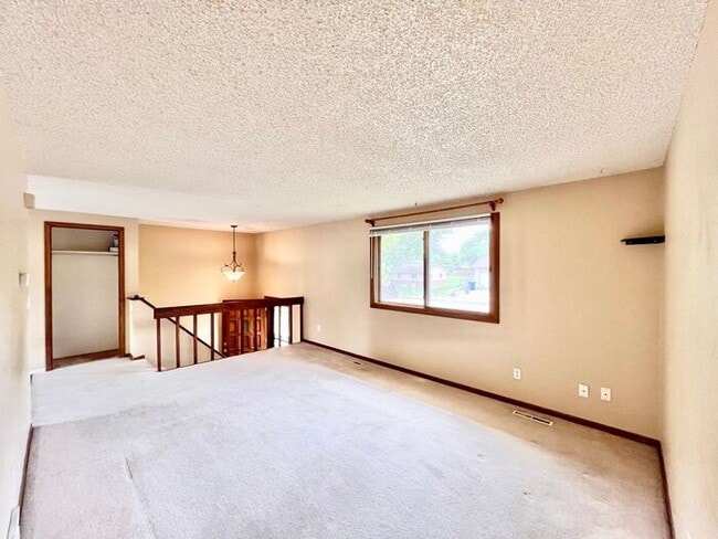 Building Photo - Large 3 Bedroom, 2 Bathroom Home in the Th...