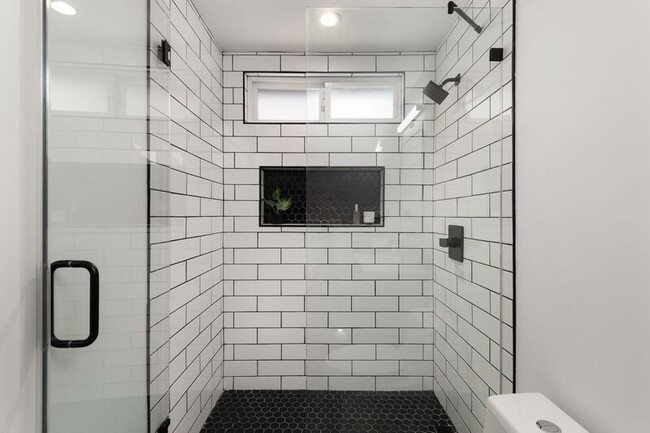 Building Photo - 1704-1710 Hanford Dr