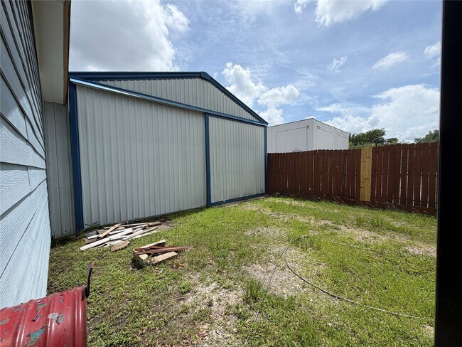Building Photo - 6009 Maple St