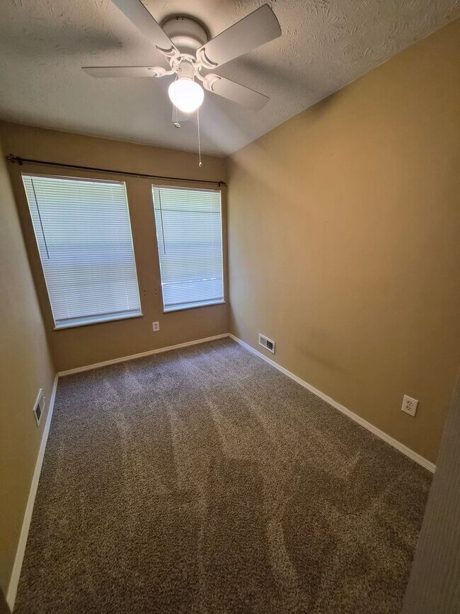 Building Photo - West Knoxville 37934 - 3 bedroom, 2.5 bath with a sunroom and 1-car garage - Call Lisa Vineyard 8...