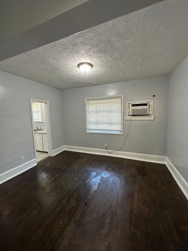 Building Photo - Fully Renovated 2/1 Single Family Ready to Move In!!!