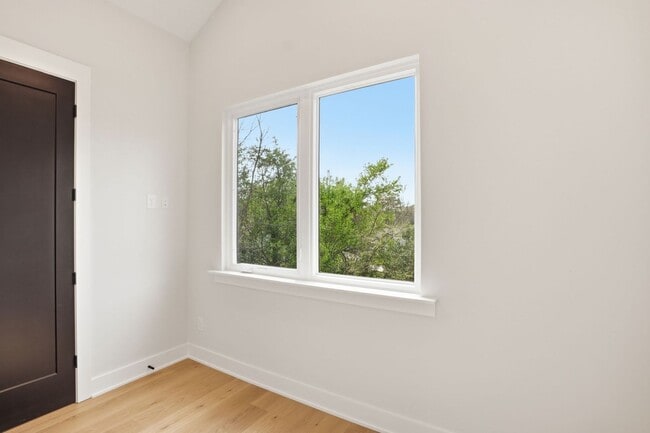 Building Photo - 144 Mattoon St