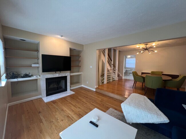 Building Photo - Beautiful 3 Bed/ 3 Bath Townhome in Privat...