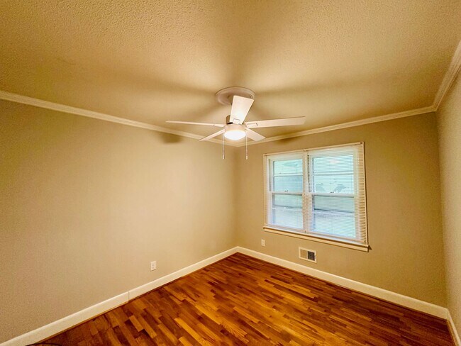 Building Photo - HINTON AVENUE - 4 Bedroom - Perfect for UN...