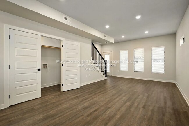 Building Photo - Oak Ridge Falls – Modern 3-Bedroom Townhome with 2-Car Garage, ask about our September Special!
