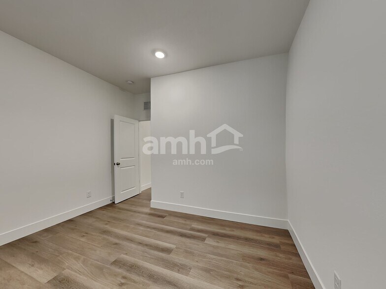 Building Photo - 9130 Fiesta Impatiens Ct