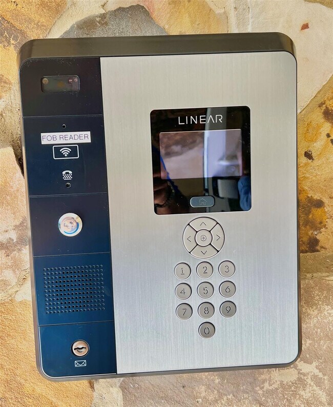 Building Photo - 1000 NE 14th Ave