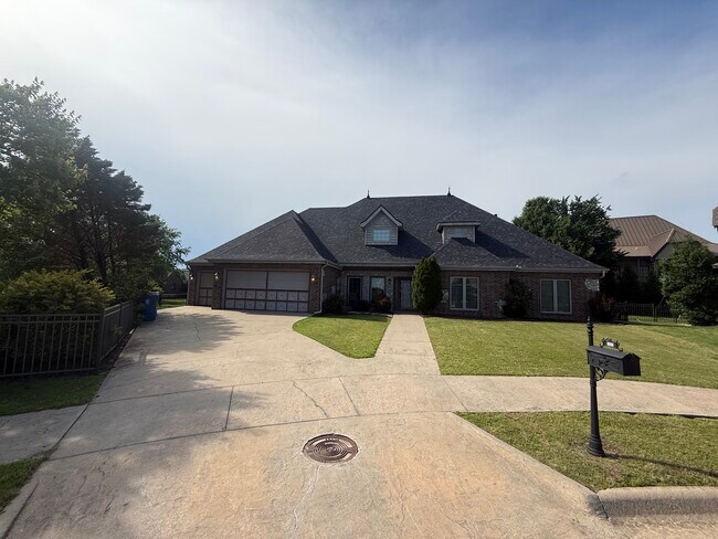 Building Photo - 300 SW Bordeaux Ct