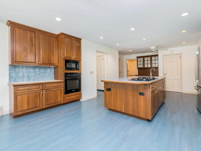 Building Photo - 221 Manhasset Ave