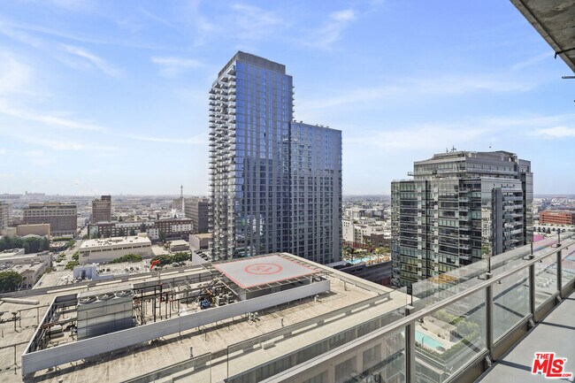 Building Photo - 1100 S Hope St
