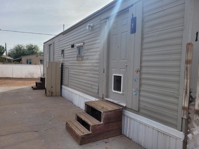 Building Photo - 1420 S Warner Dr