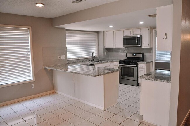 Building Photo - 2931 Colony Dr