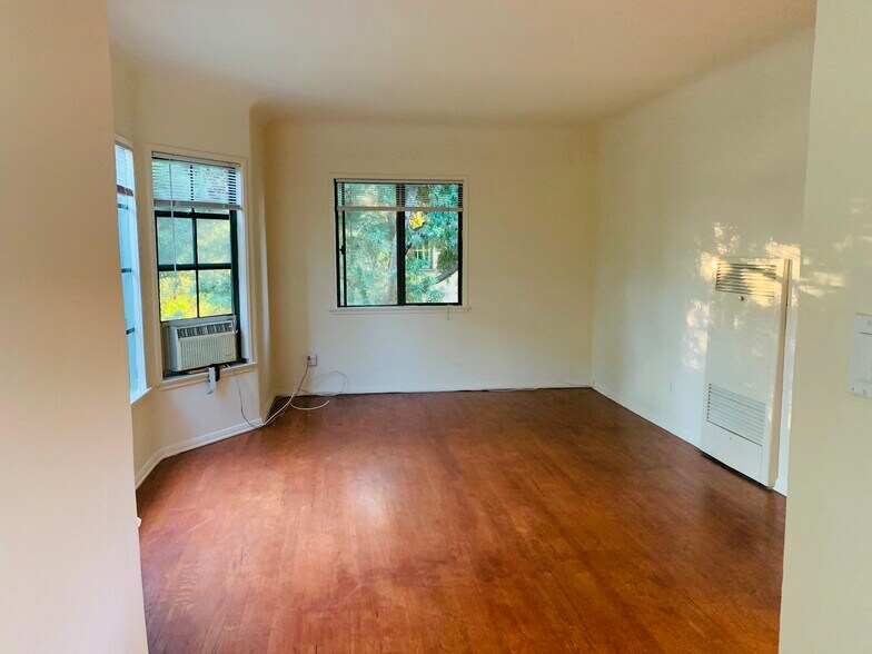 living room - 2624 1/2 S Sepulveda Blvd