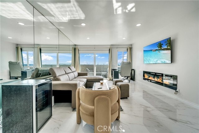 Building Photo - 8400 De Longpre Ave