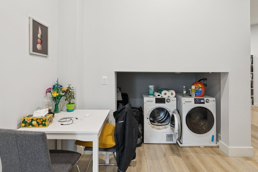 Building Photo - 3849 Lancaster Ave