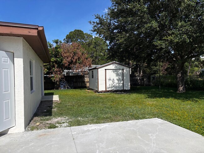 Building Photo - 450 SW Eyerly Ave