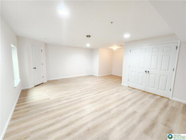 Building Photo - 937 King Way
