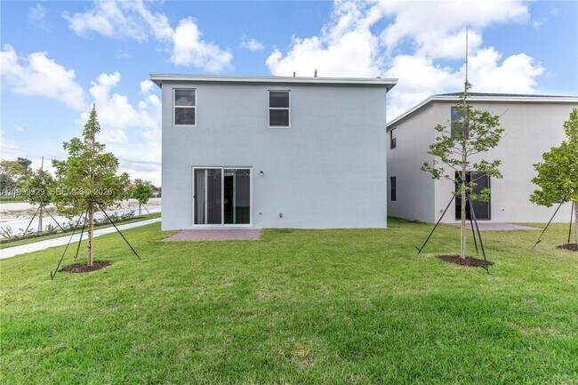 Building Photo - 615 NE 1st Ave