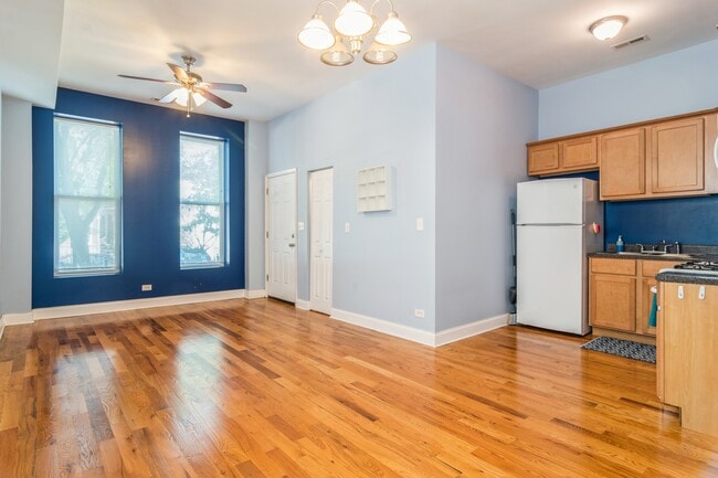 Building Photo - 921 S Oakley Blvd