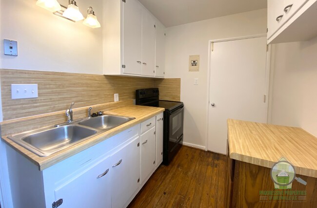 Building Photo - 100 Lewis Dr