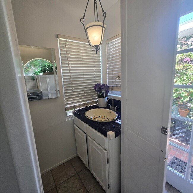 Building Photo - Warm & Welcoming Home Near Melrose with Room to Live, Work & Create