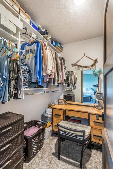 Master Walk In Closet - 4221 N Knob Hill Ct