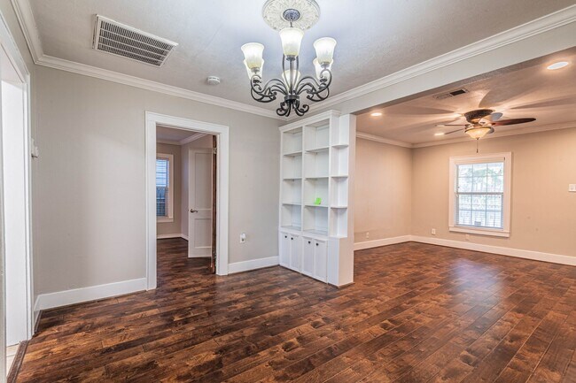 Building Photo - 726 E 26th St