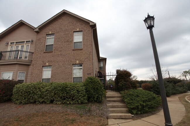 Building Photo - 3 Bed/3.5 Bath Runningvine Townhome Available in August!