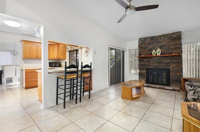 Building Photo - 712 E Flag Way