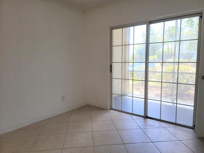 Building Photo - 1604 SE Green Acres Cir