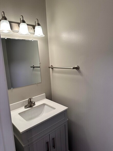 Building Photo - 720 W 17th St