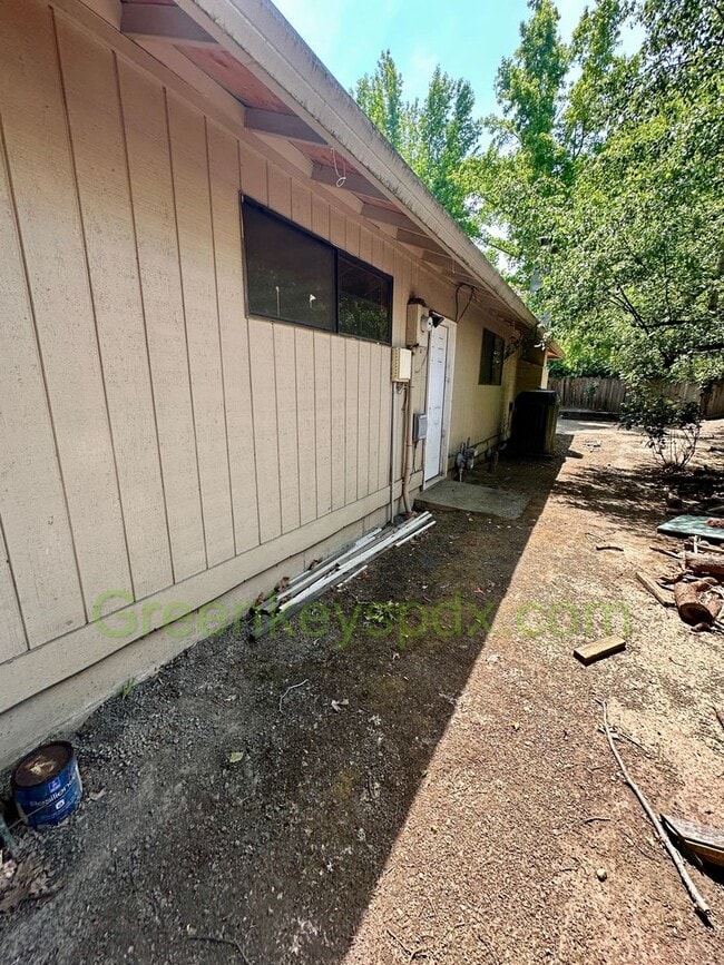 Building Photo - Gorgeous 4 Bedroom 2 Bath with Fully Fence...