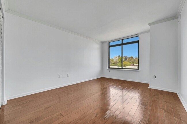 Building Photo - 700 1st St