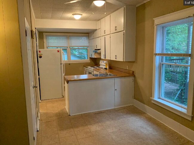 Building Photo - 4 Bed 1.5 Bath Home East Campus