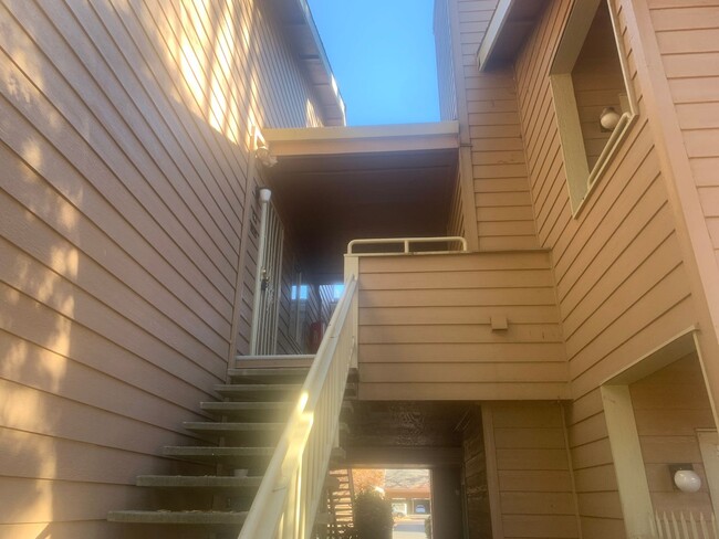 Building Photo - Half off 2nd months rent! 2 bedroom 2 bath...