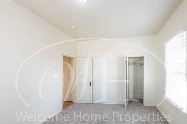 Building Photo - Sprawling 4 bed/2bath Craftsman Home