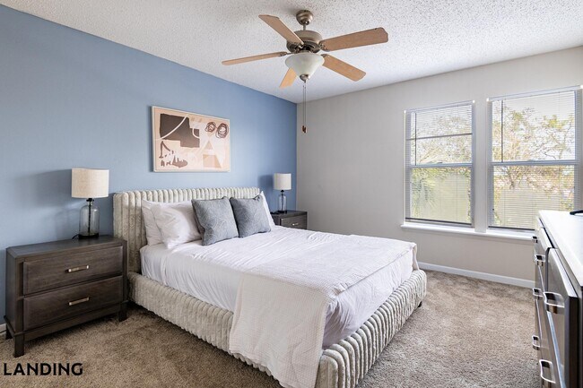 Building Photo - 1000 Palm Pl Dr NE