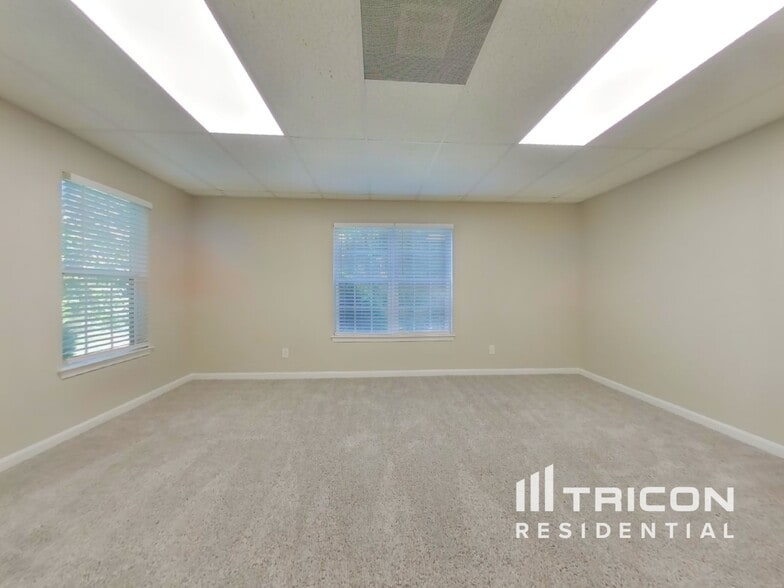 Building Photo - 9451 Woodlawn Dr