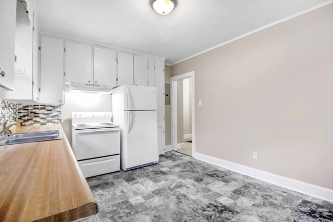 Building Photo - Available Now! 3 BR | 1.5 BA w/ Bonus Area just Minutes from Seymour Johnson!!