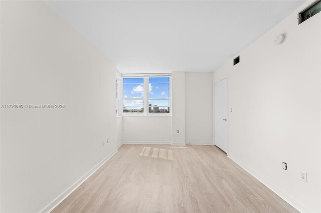 Building Photo - 910 West Ave