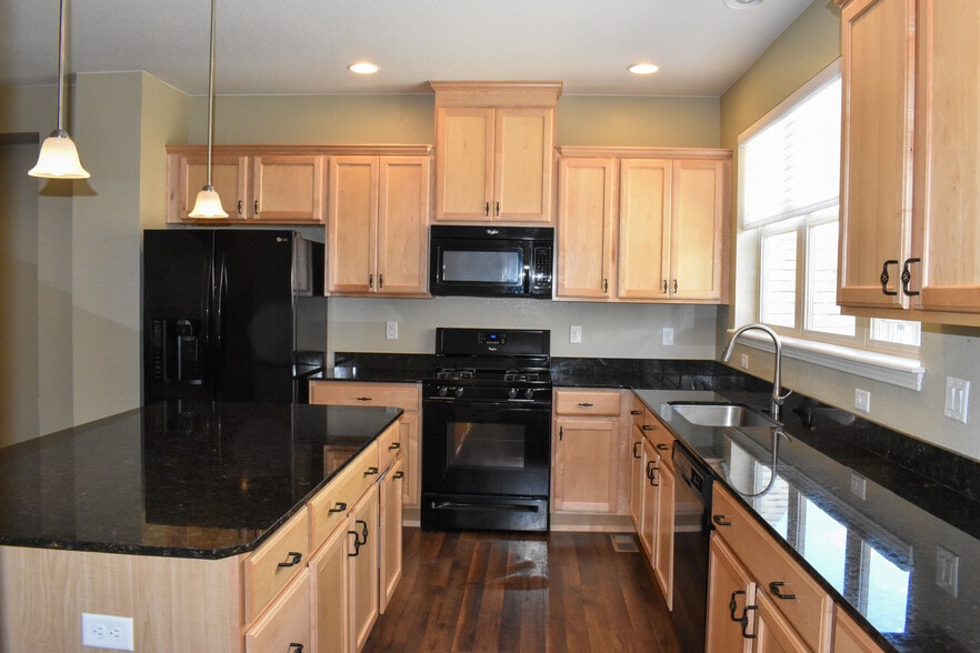 Kitchen with ample counters and cabinets - 684 Mason St