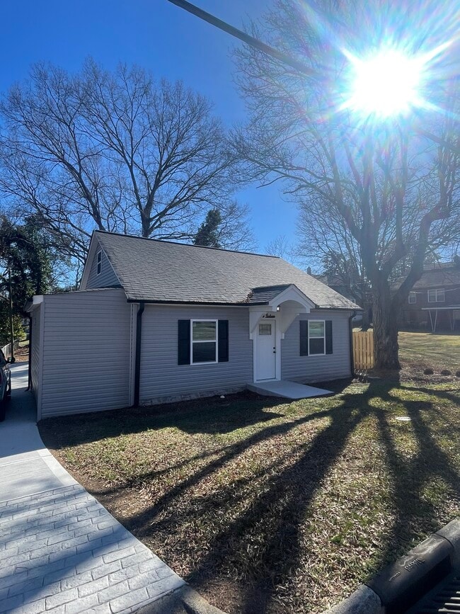 Building Photo - 916 9th St NE