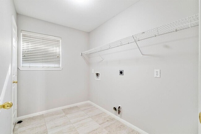 Building Photo - 1319 Castlemist Dr