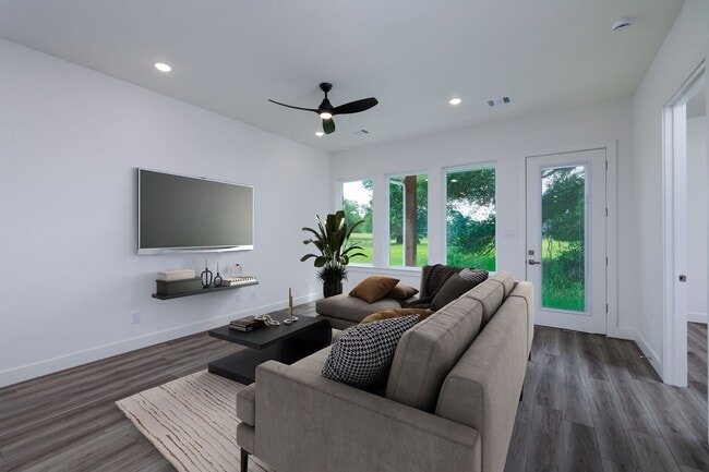 Building Photo - 68 Fairway Dr