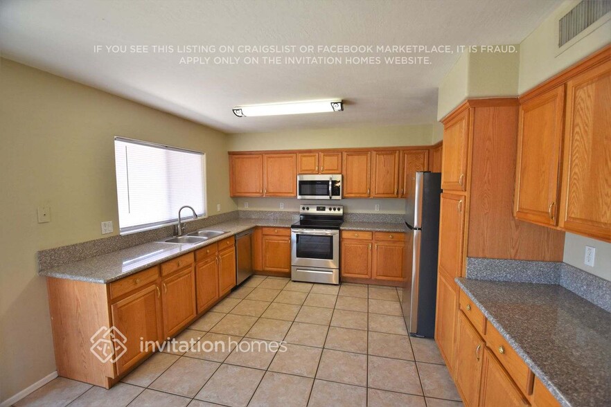Building Photo - 5614 S 53rd Dr
