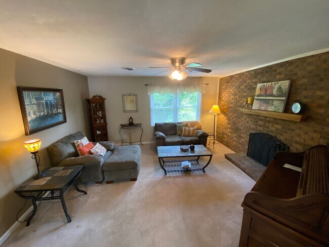 Building Photo - Lovelaceville Road