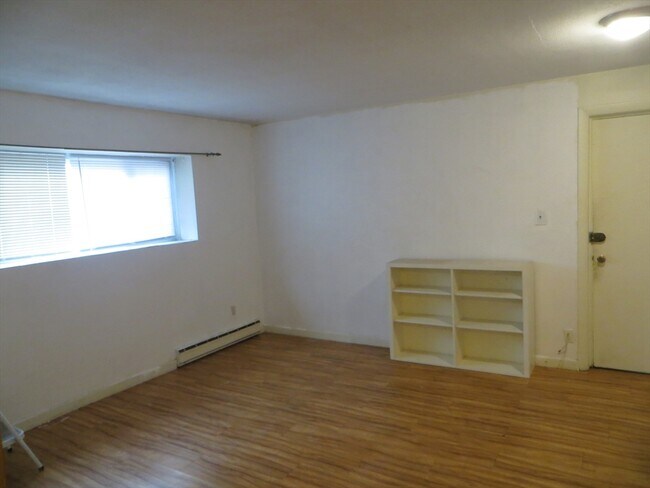 Building Photo - 200 Kelton St