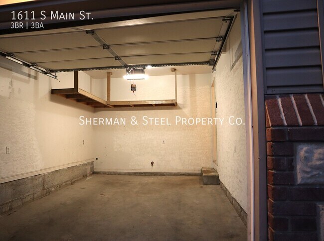Building Photo - 1611 S Main St